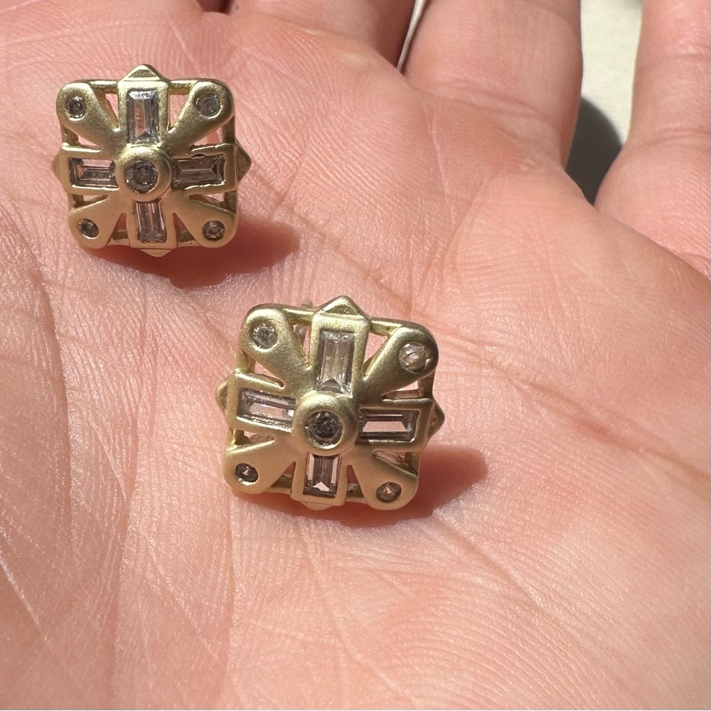 RARE Kendra Scott Luxe Studs in Gold - Great Condition!!!